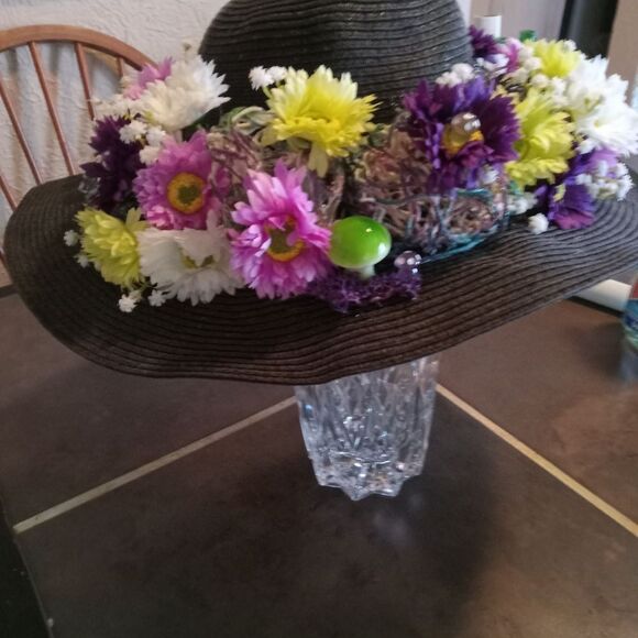 FESTIVAL FLOPPY HAT. Ellen Tracy adorned hat with crazy daisys,art & mushrooms - Picture 7 of 10